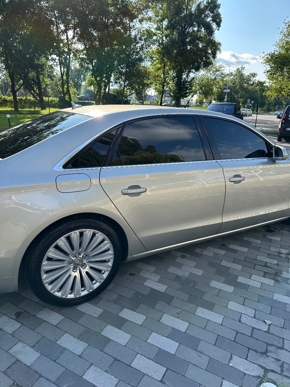 Audi A8 - фото 12