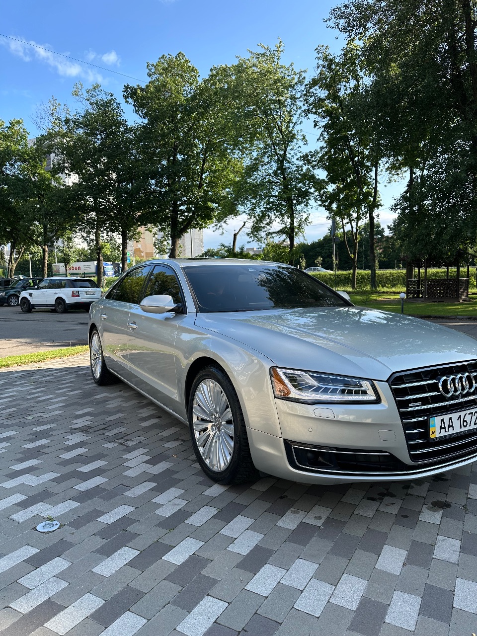 Audi A8 - фото 1