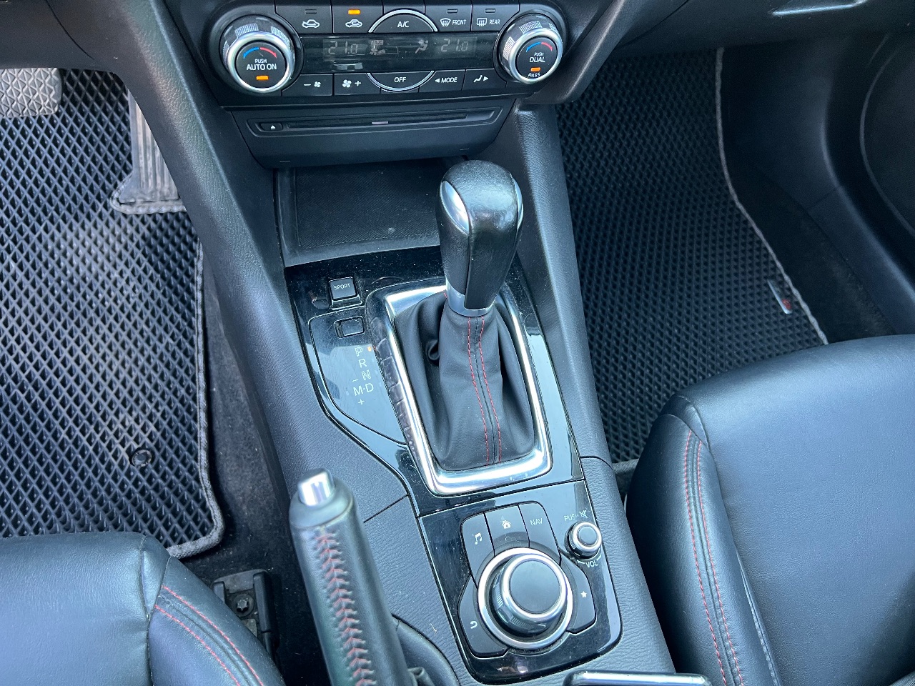 Mazda 3 - фото 11