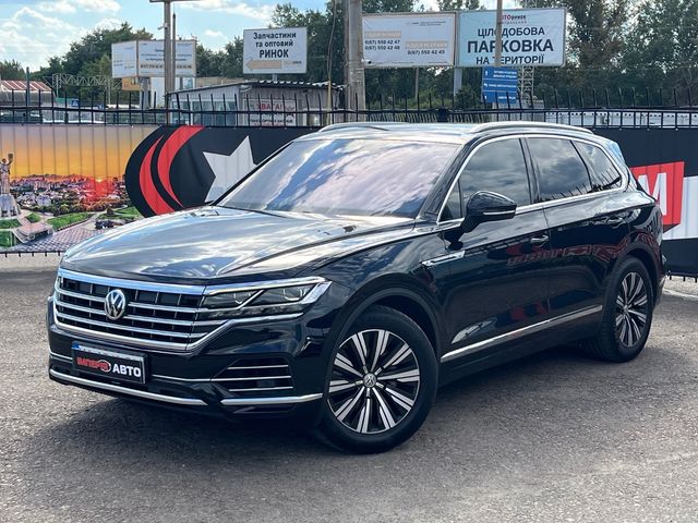 Volkswagen Touareg - фото 1
