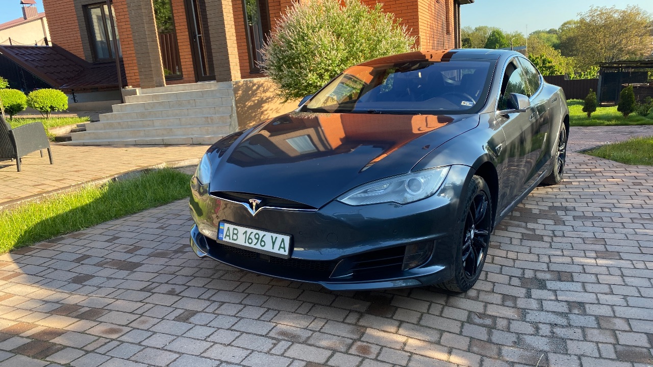 Tesla Model S - фото 1