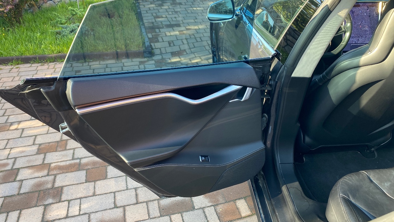 Tesla Model S - фото 8