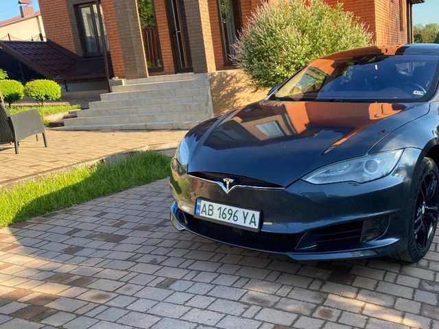 Tesla Model S - фото 1