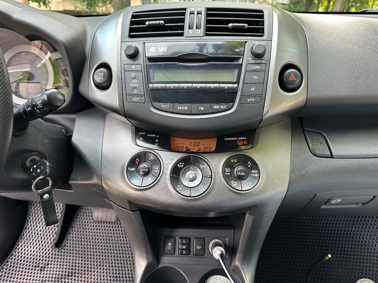 Toyota RAV4 - фото 10