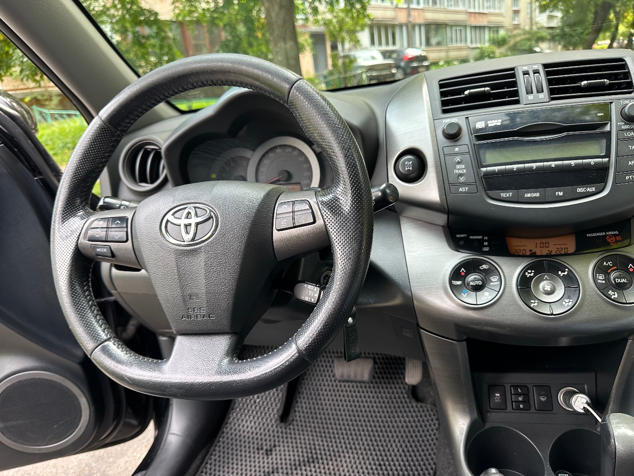 Toyota RAV4 - фото 7