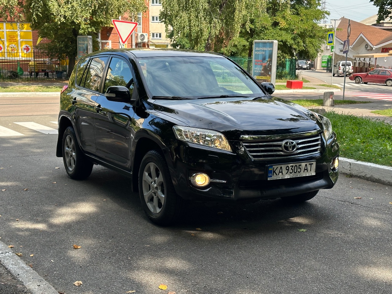 Toyota RAV4 - фото 1