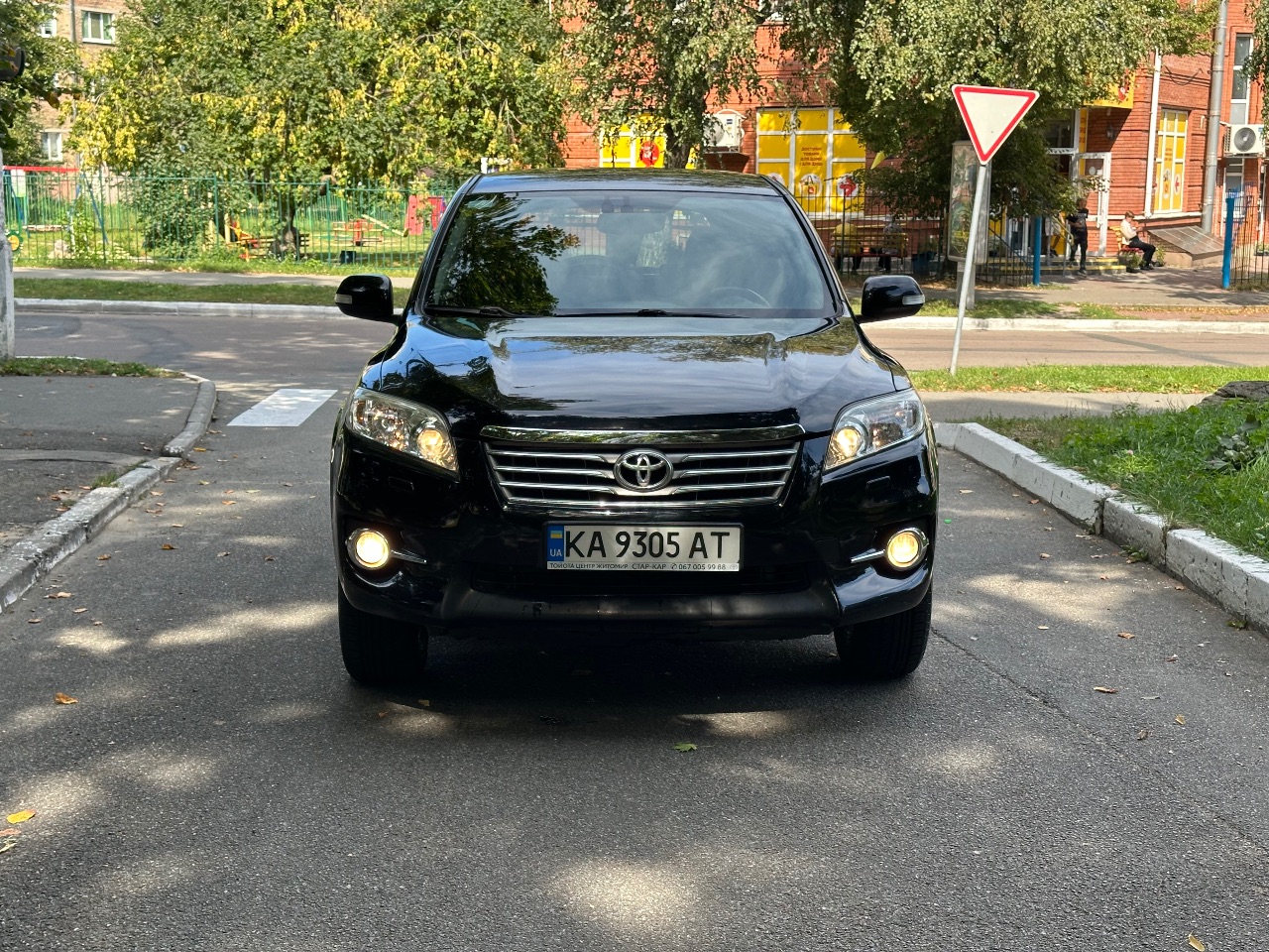 Toyota RAV4 - фото 2