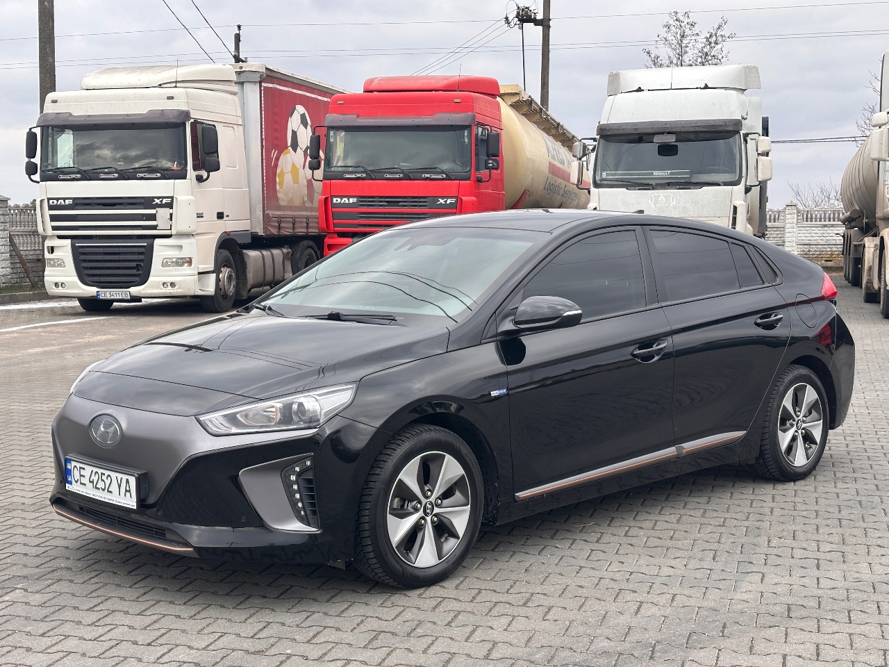 Hyundai IONIQ - фото 1