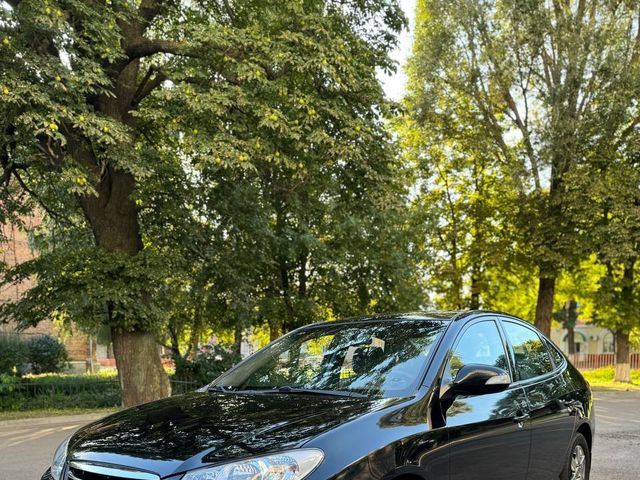 Hyundai Elantra - фото 1