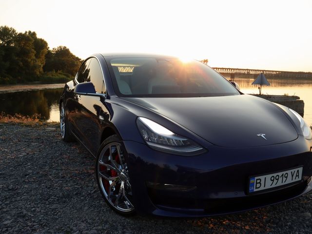 Tesla Model 3 - фото 1