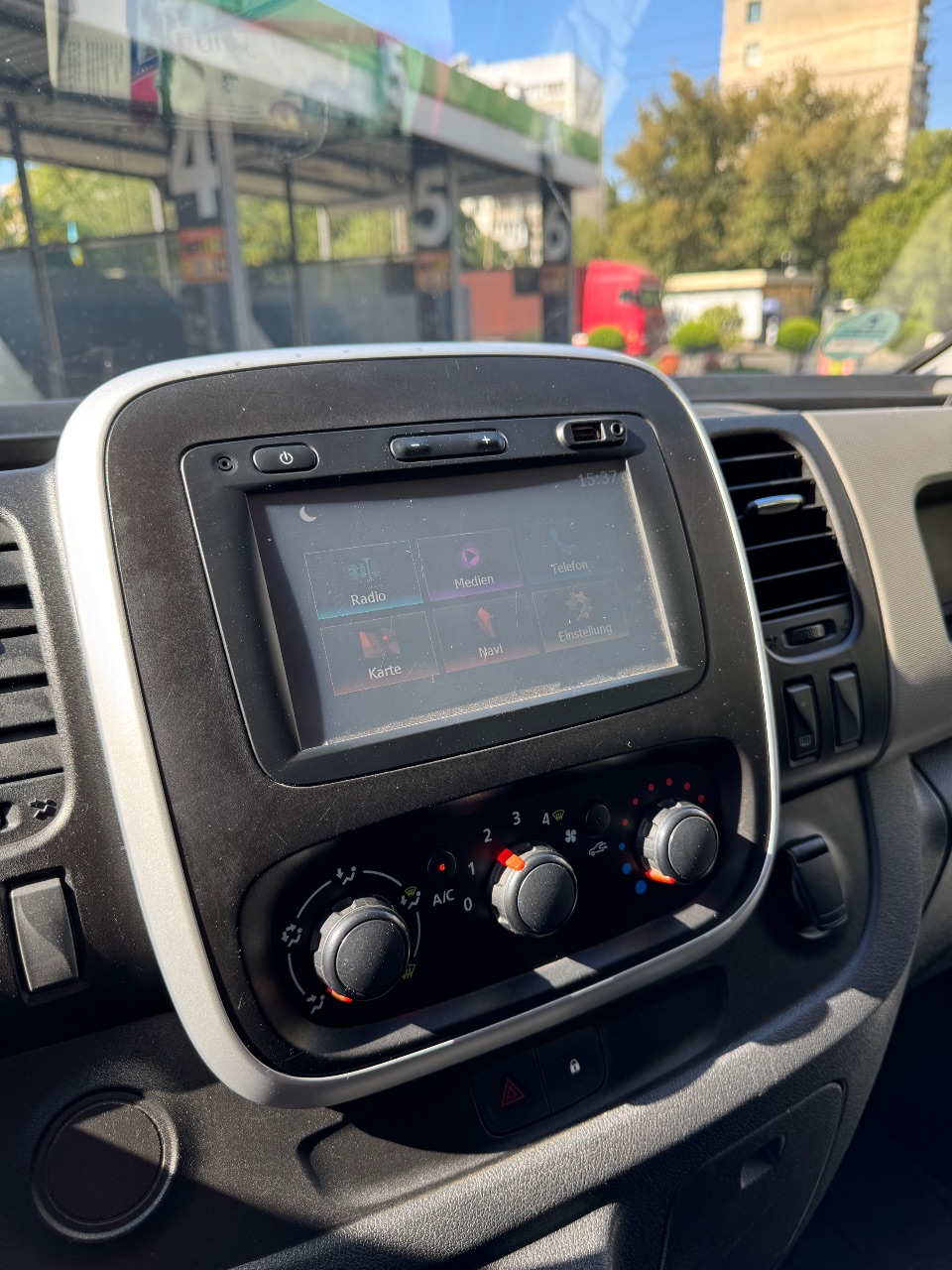 Renault Trafic - фото 12