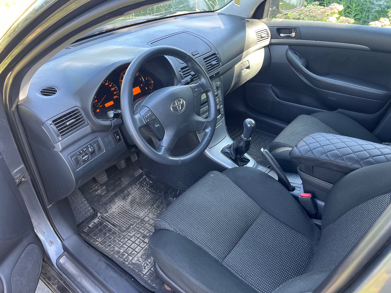 Toyota Avensis - фото 5