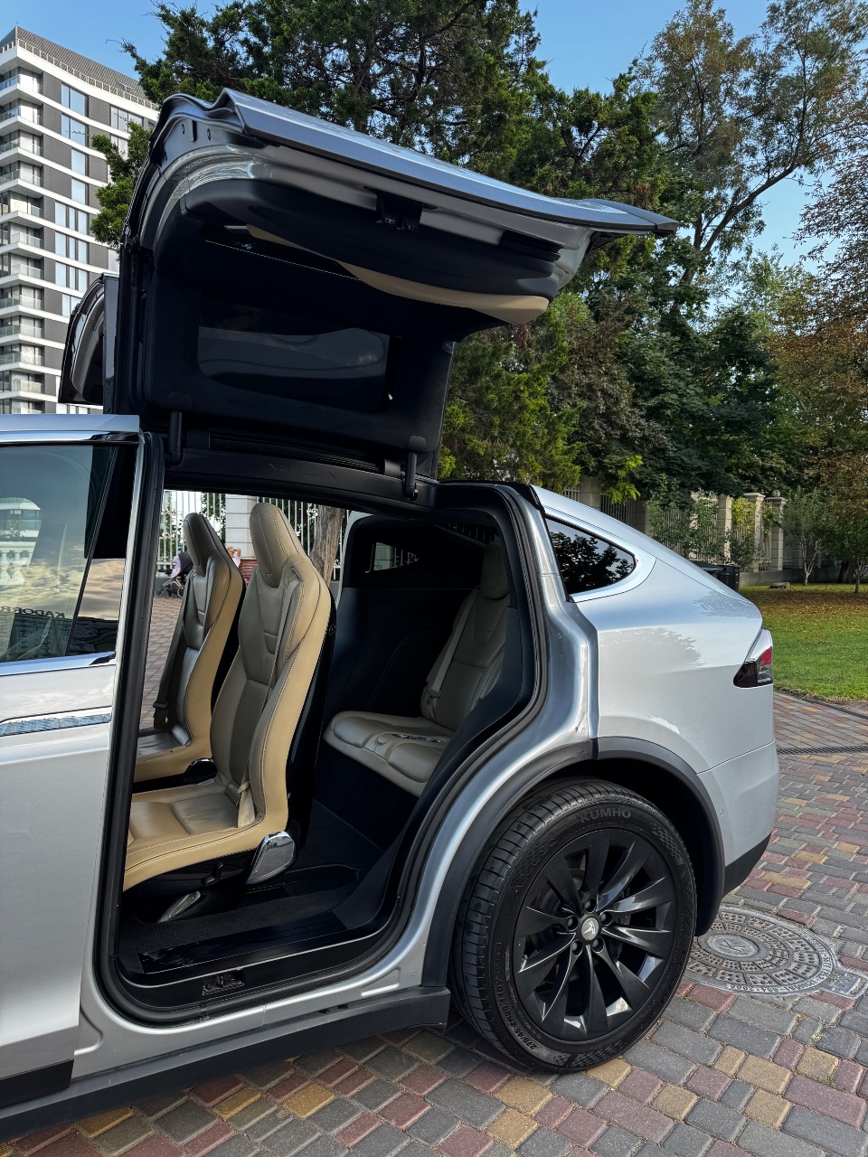 Tesla Model X - фото 36
