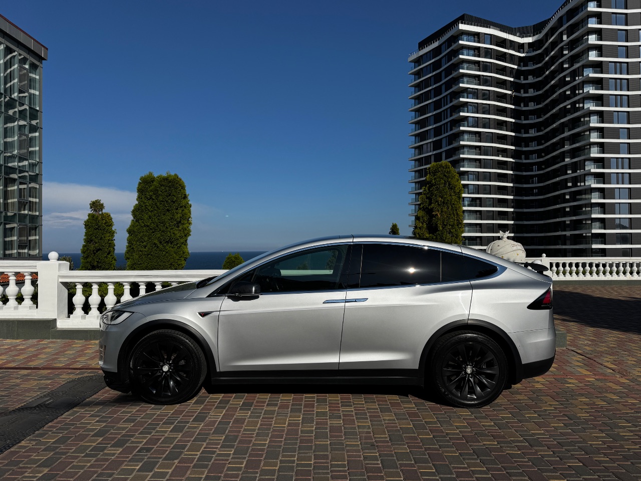 Tesla Model X - фото 10