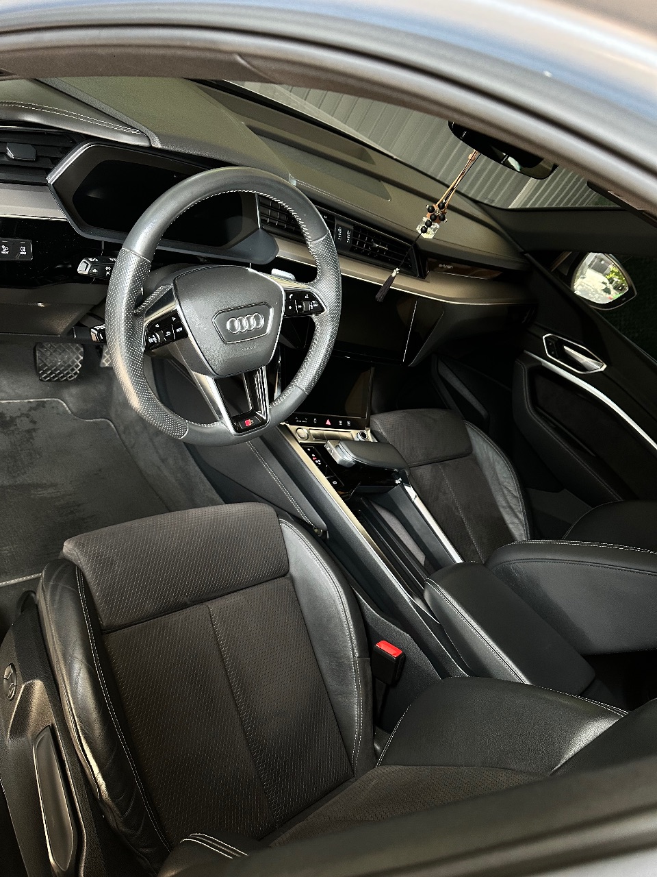 Audi e-tron - фото 21