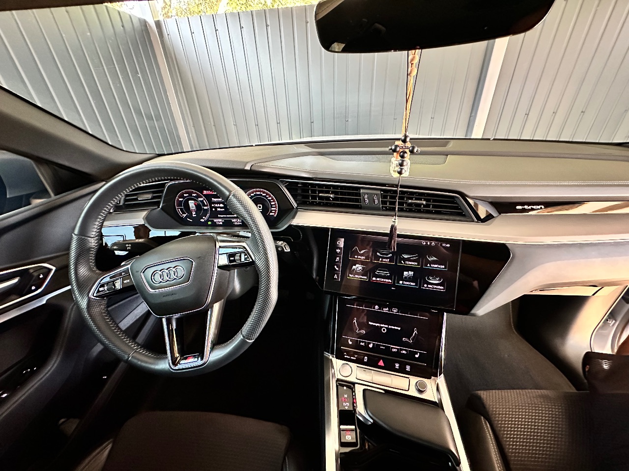 Audi e-tron - фото 17