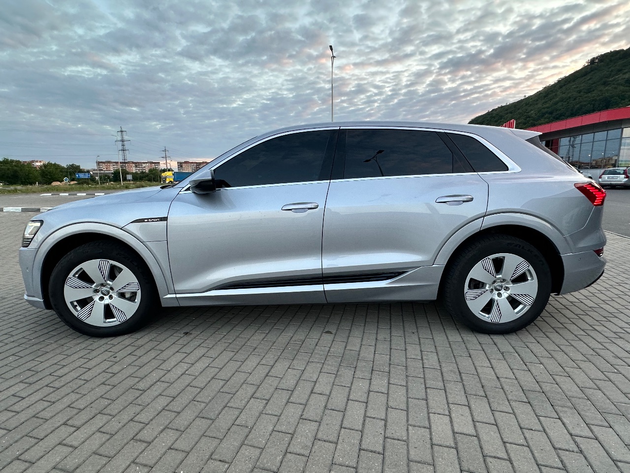 Audi e-tron - фото 7