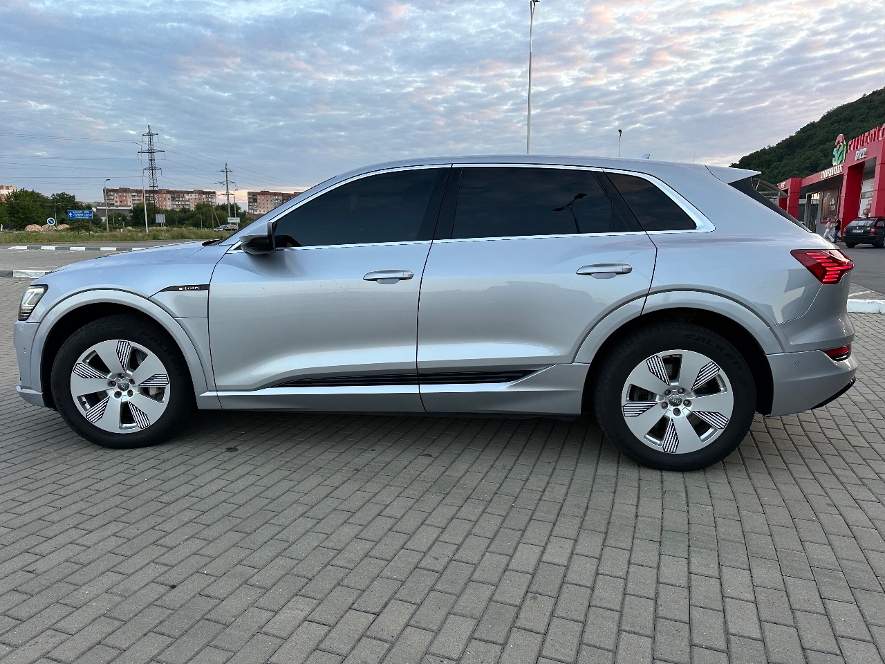 Audi e-tron - фото 13