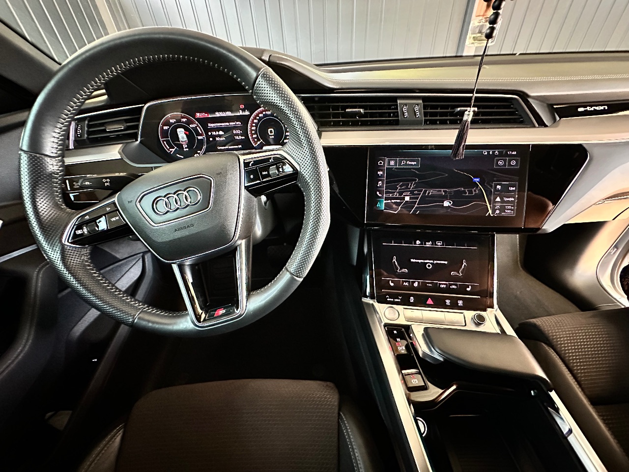 Audi e-tron - фото 27