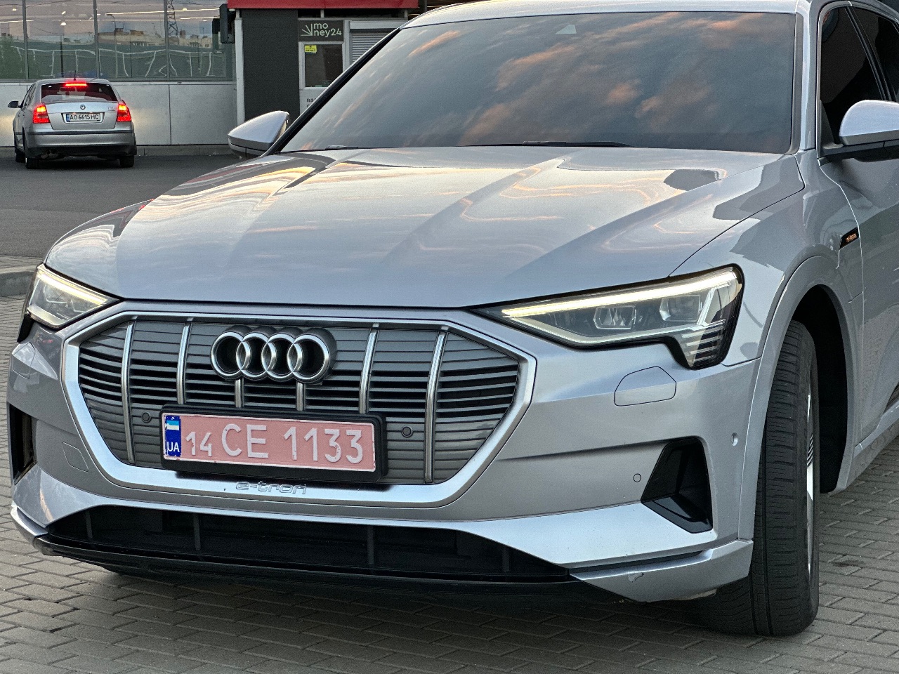 Audi e-tron - фото 4