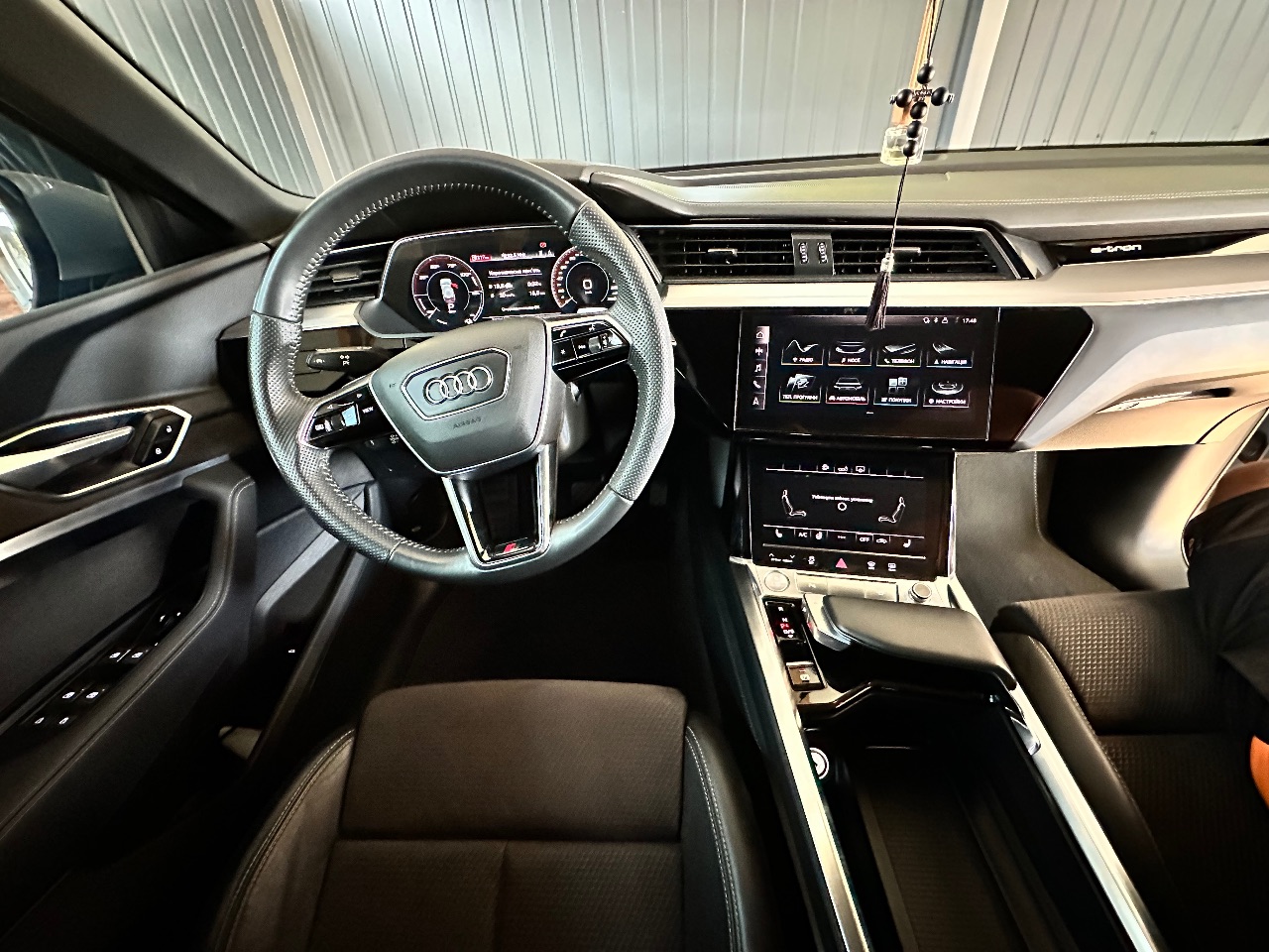 Audi e-tron - фото 16