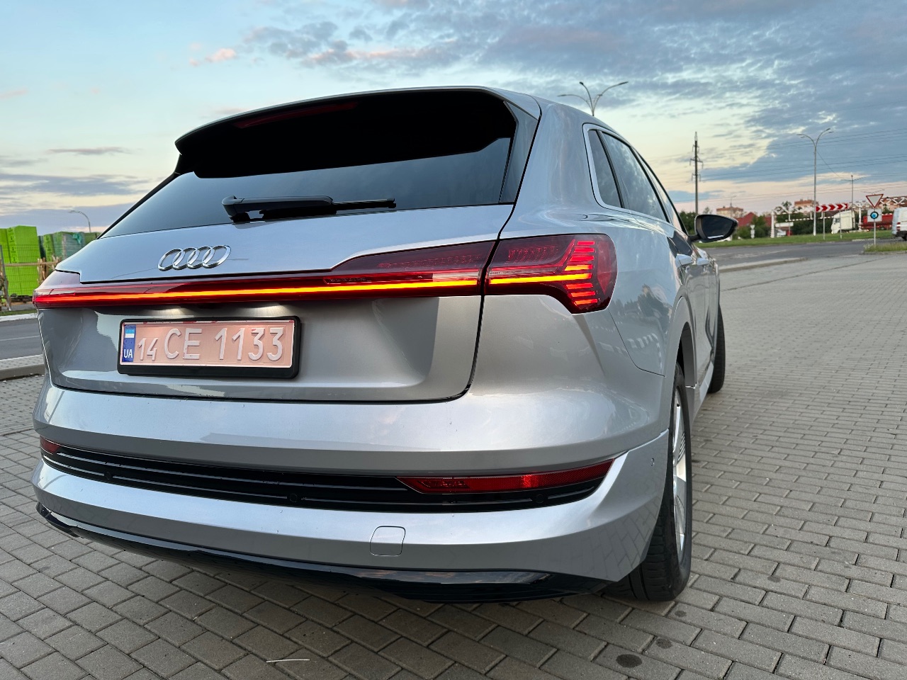 Audi e-tron - фото 10