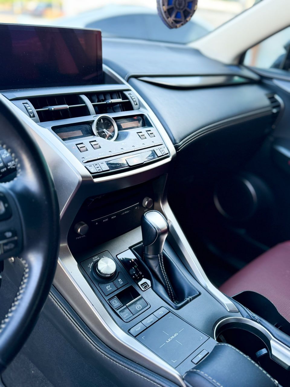 Lexus NX - фото 15