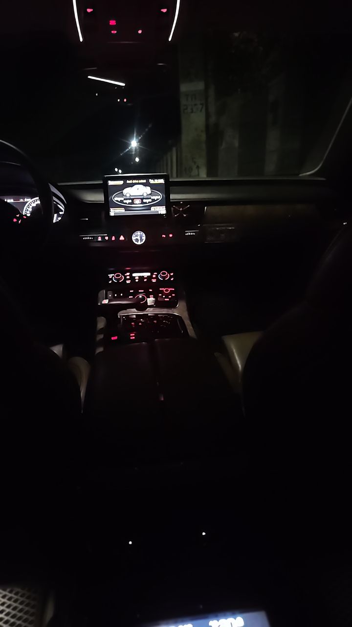 Audi A8 - фото 21