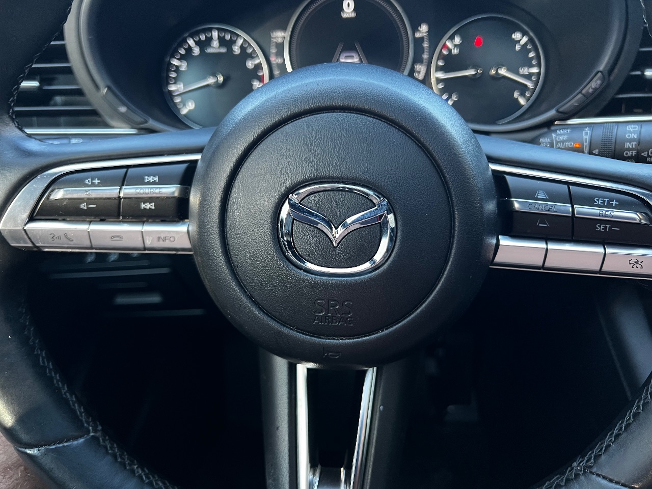 Mazda 3 - фото 15