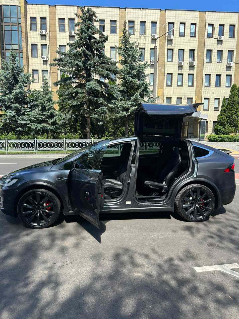 Tesla Model X - фото 28
