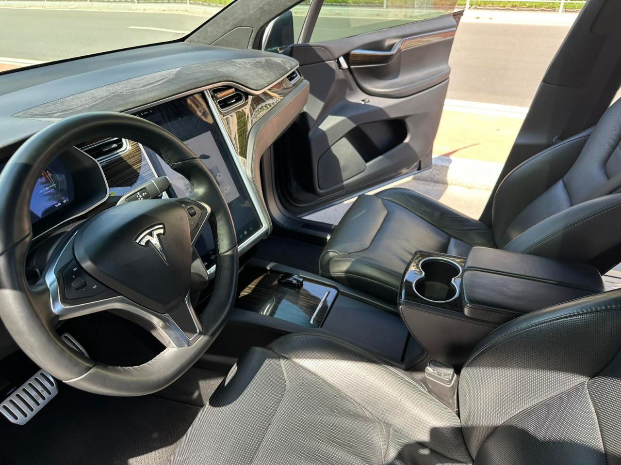 Tesla Model X - фото 31