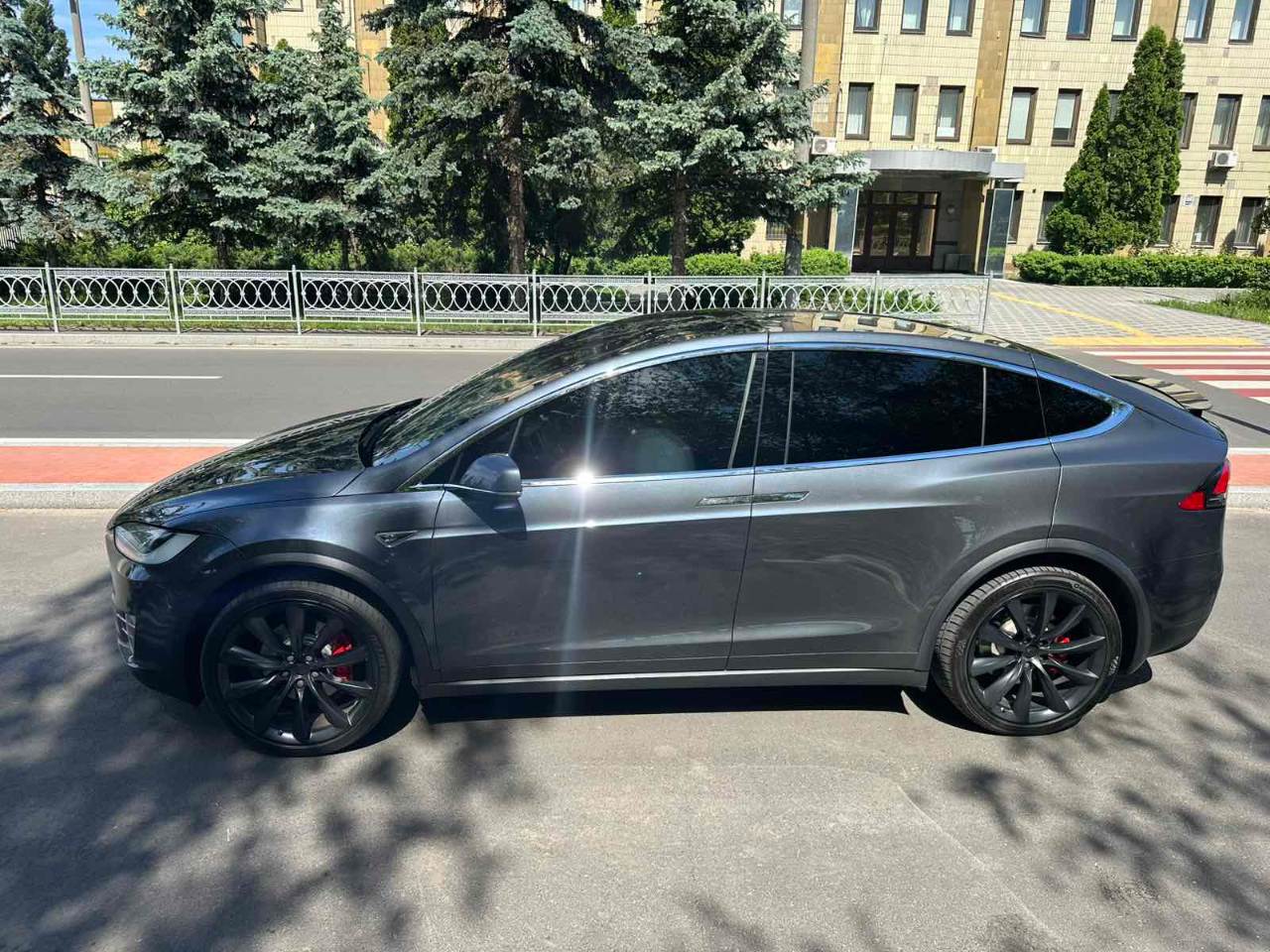 Tesla Model X - фото 35