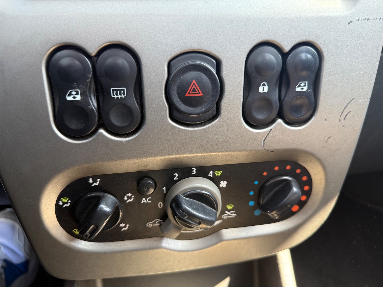 Dacia Sandero - фото 16