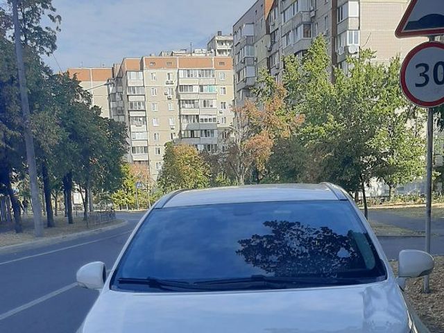 Toyota Avensis - фото 3