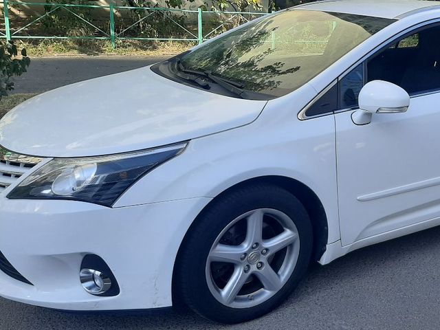 Toyota Avensis - фото 1