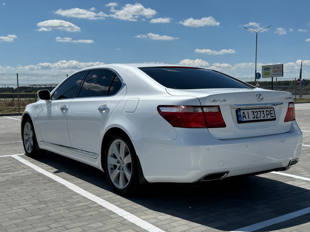 Lexus LS - фото 1