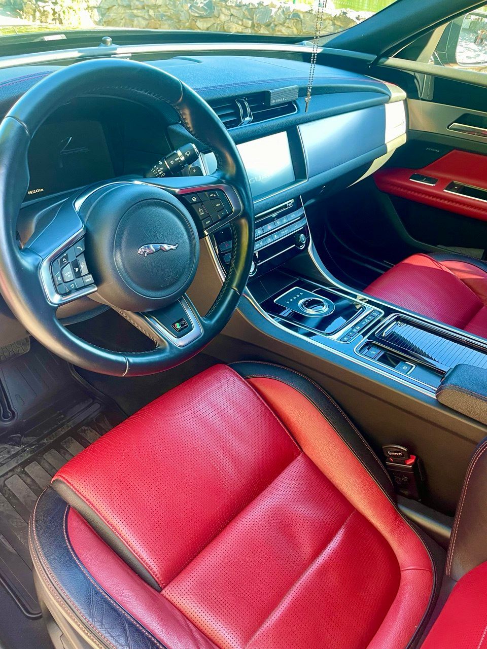 Jaguar XF - фото 7