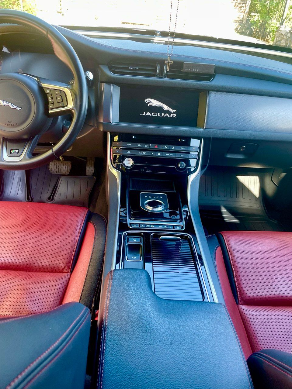 Jaguar XF - фото 4