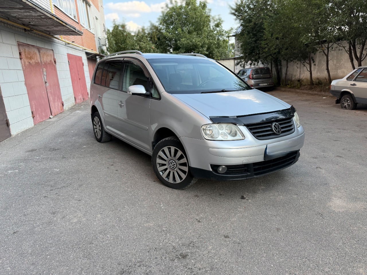 Volkswagen Touran - фото 1