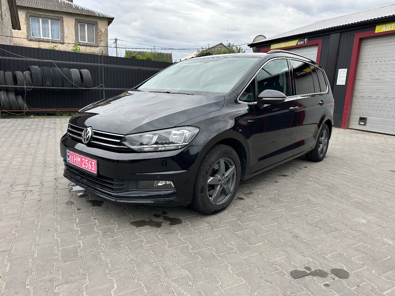 Volkswagen Touran - фото 1