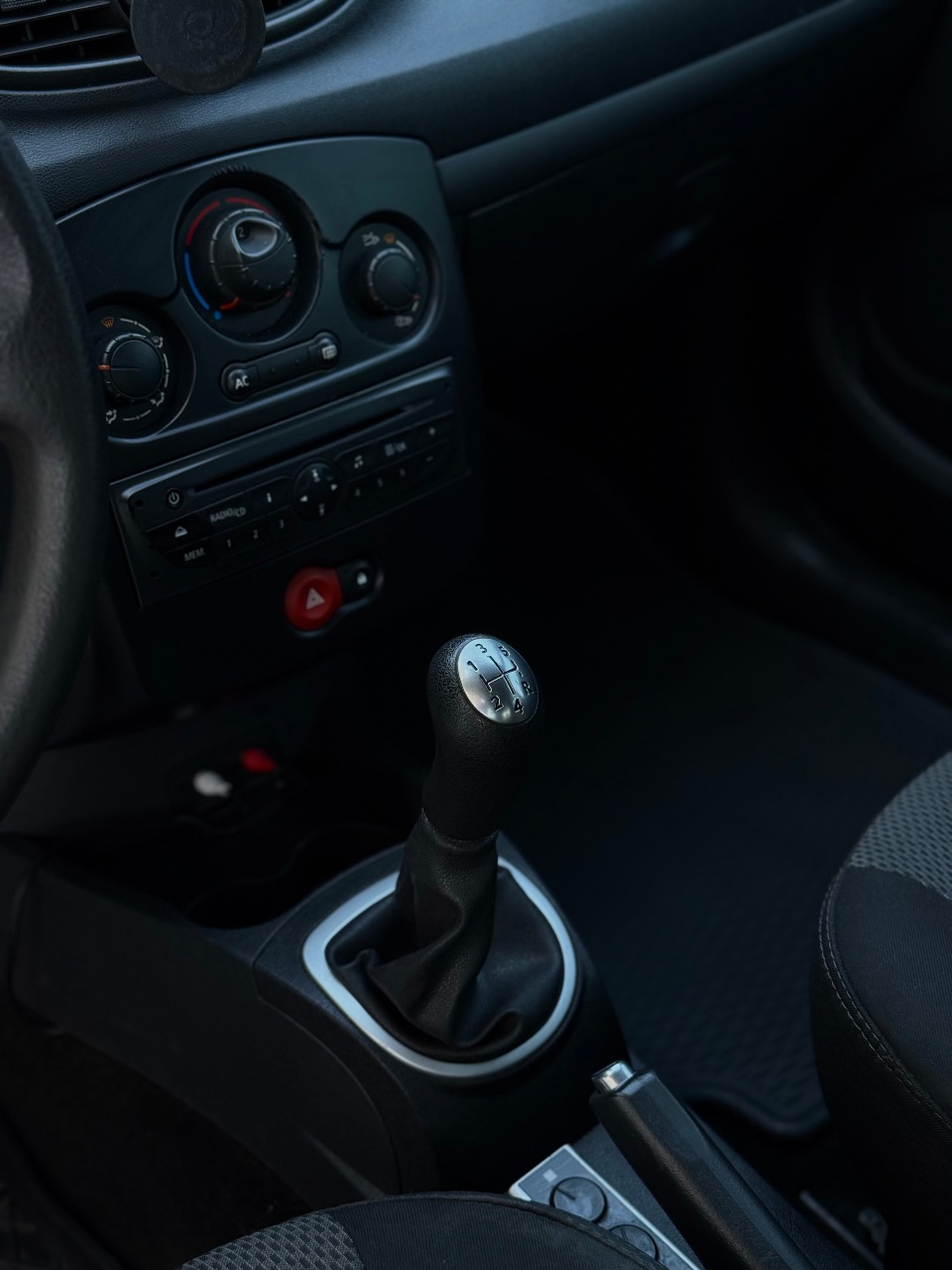 Renault Clio - фото 11