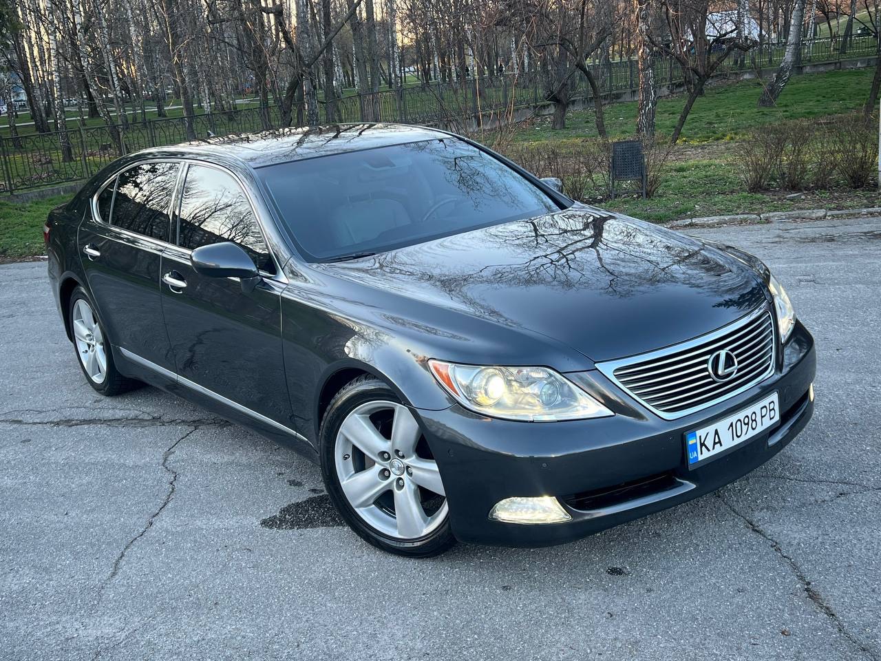 Lexus LS - фото 1