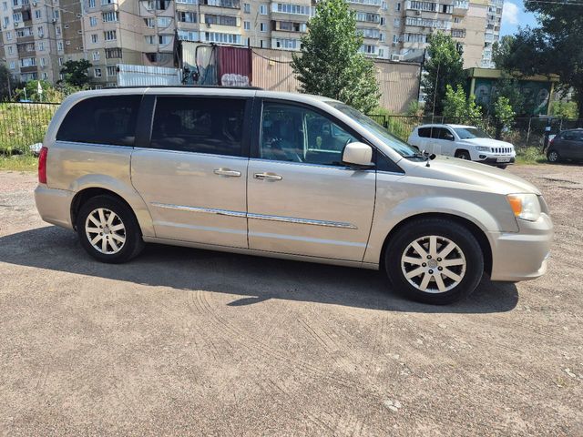 Chrysler Town & Country - фото 2