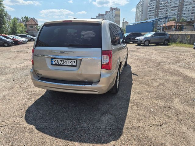 Chrysler Town & Country - фото 3
