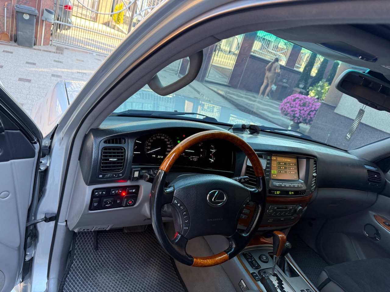 Lexus LX - фото 23