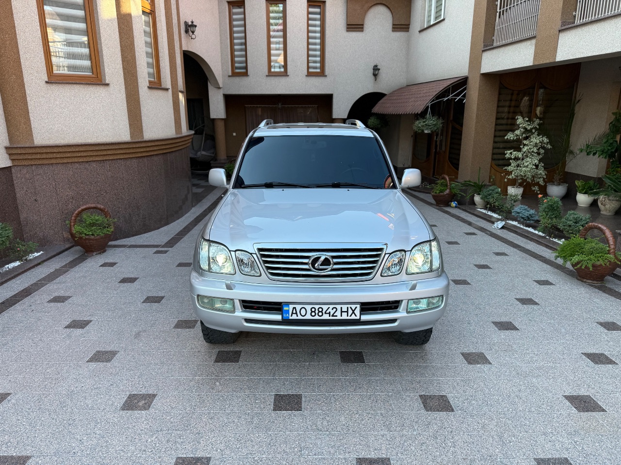 Lexus LX - фото 2