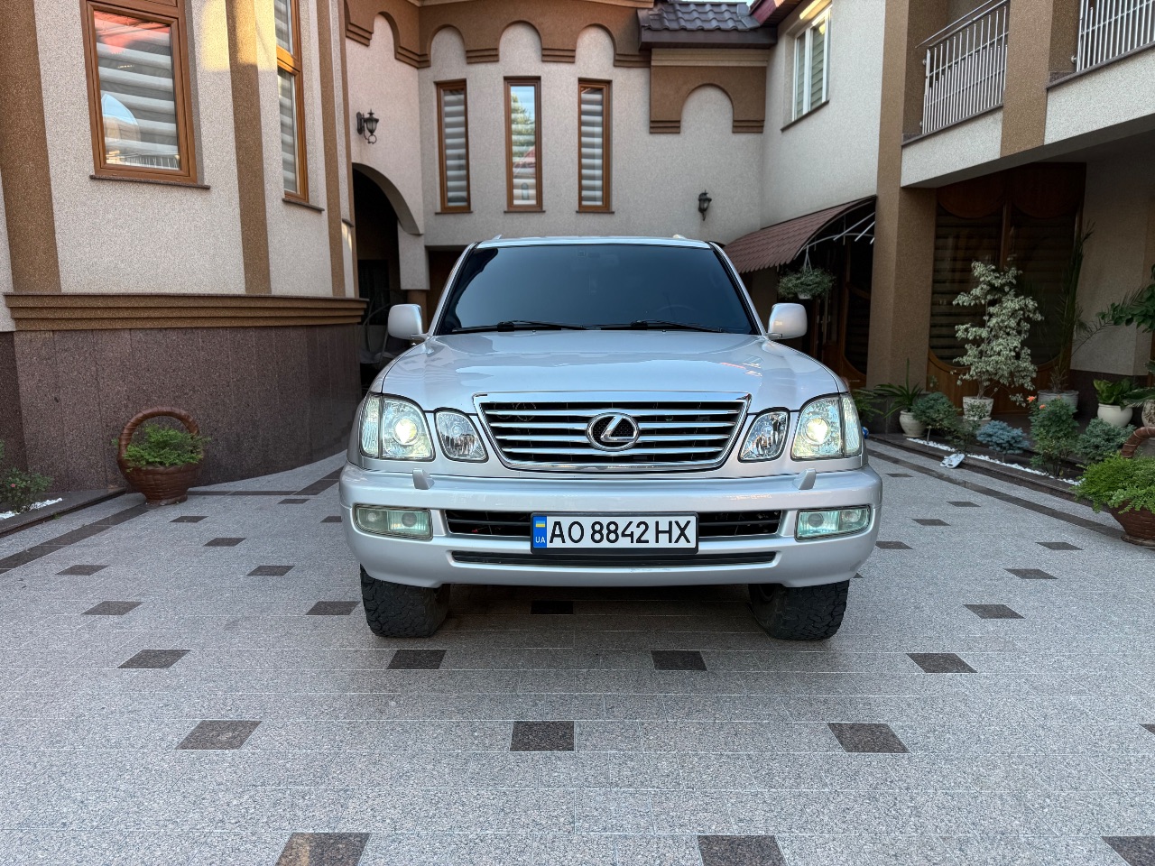 Lexus LX - фото 1