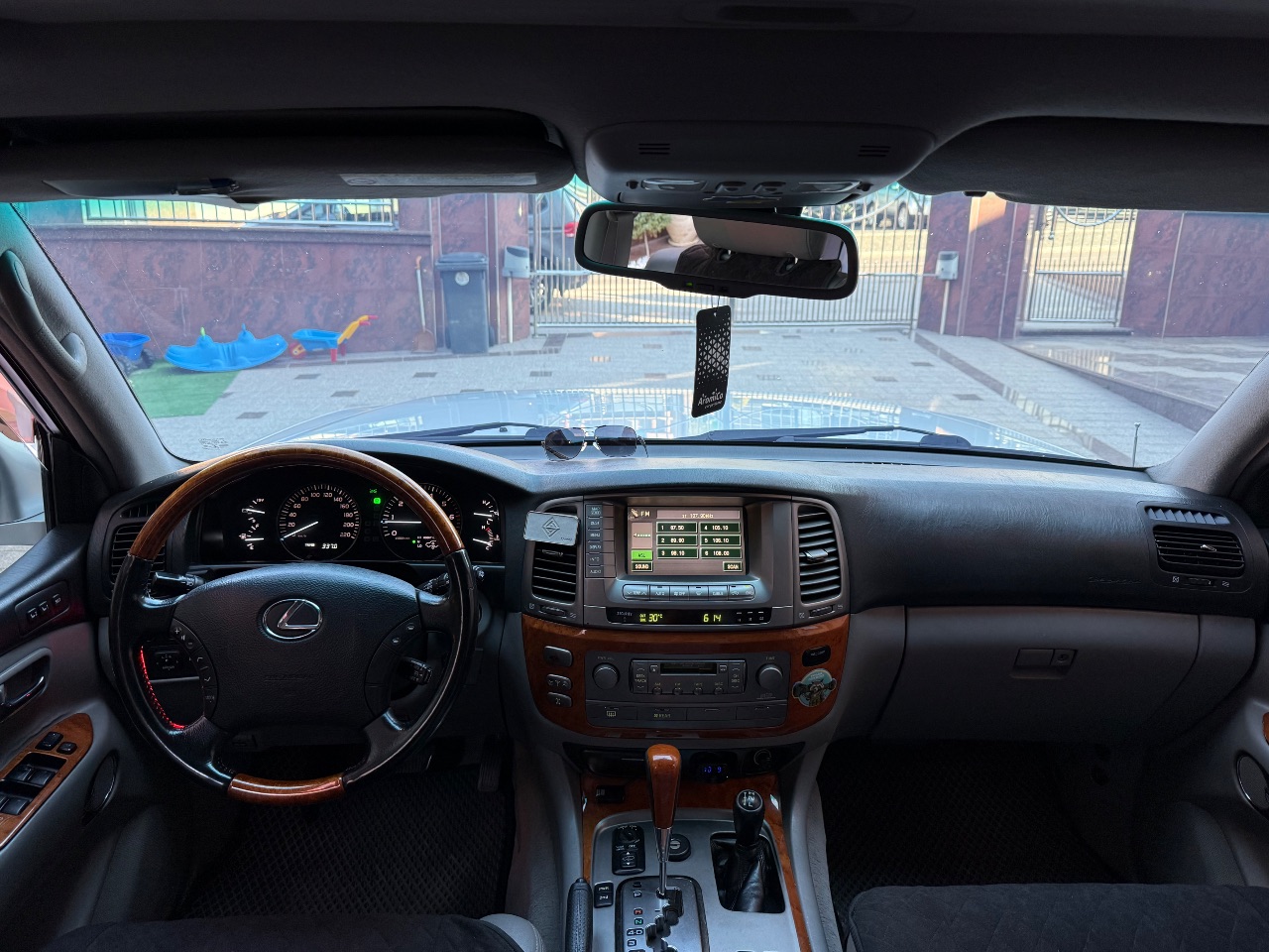 Lexus LX - фото 24