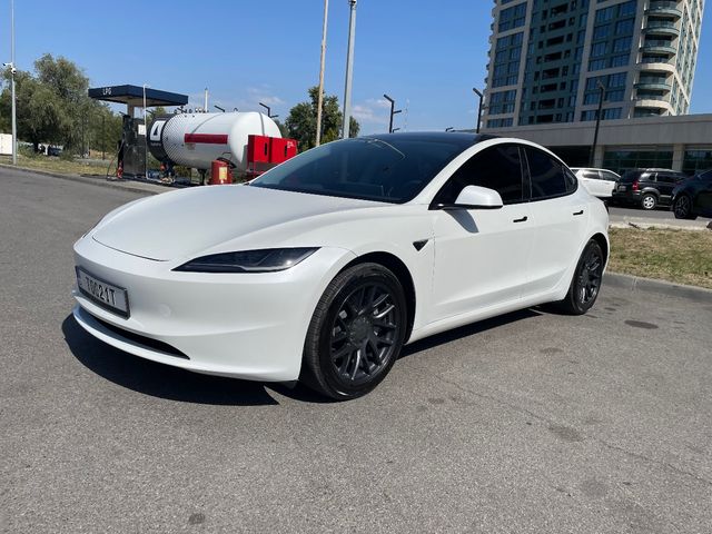 Tesla Model 3 - фото 1