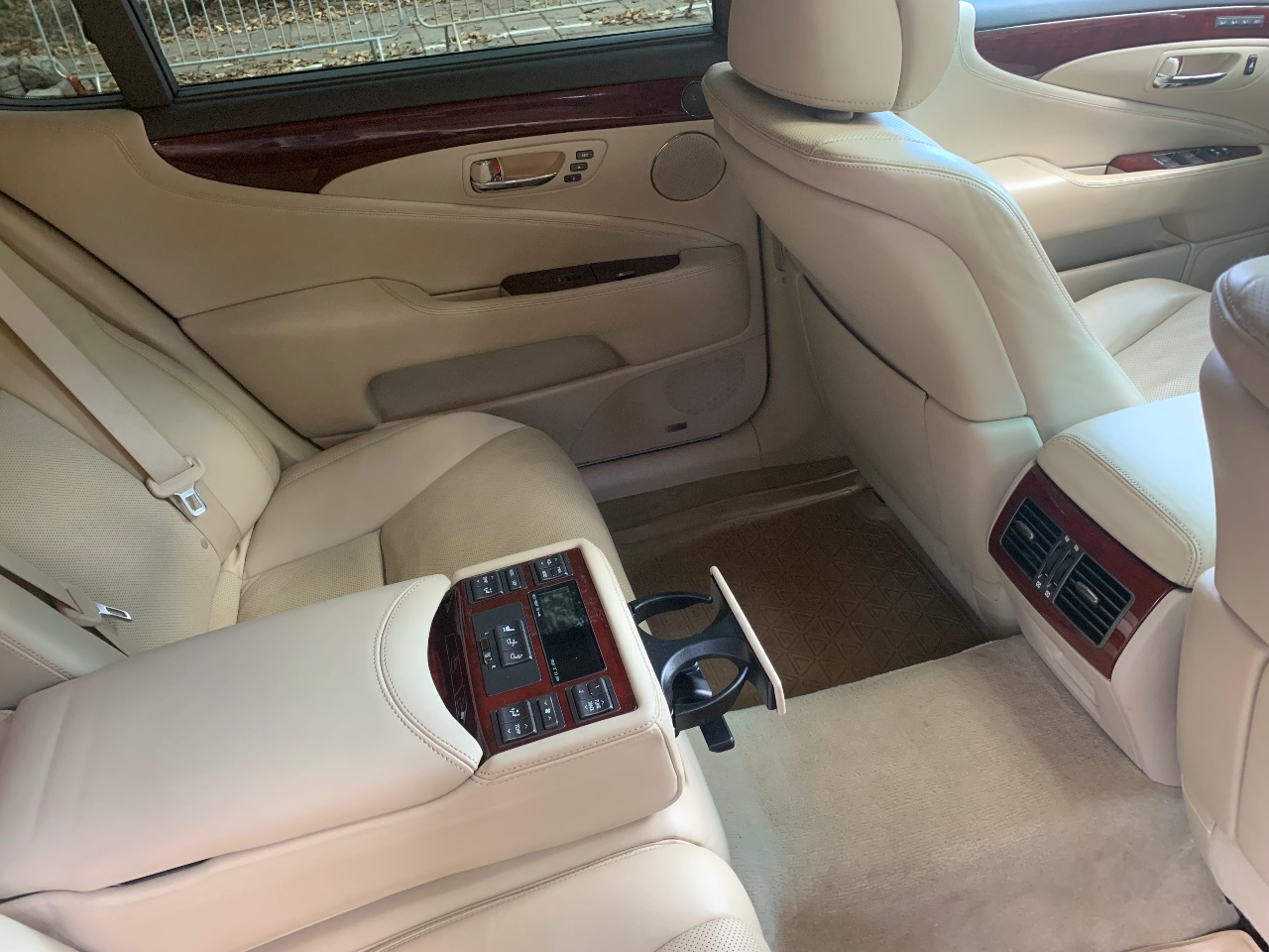 Lexus LS - фото 9